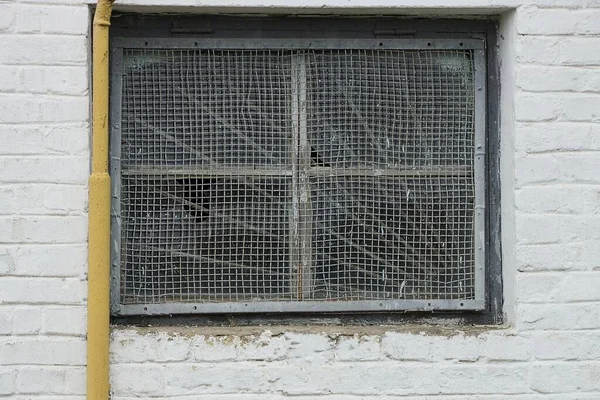 Ein Altes Graues Fenster Hinter Eisengitter Einer Weißen Ziegelwand — Stockfoto