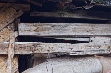 Caddedeki çit duvarındaki eski kırık tahtaların gri ahşap dokusu.