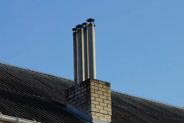 지붕에 굴뚝에 파이프가 하늘과 맞닿아 — 스톡 사진
