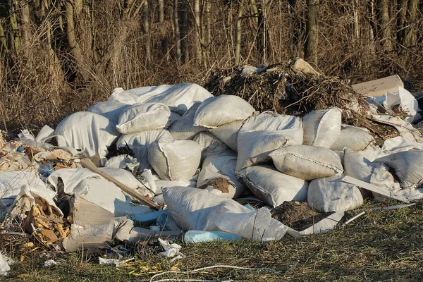 Mucchio Sacchi Bianchi Spazzatura Trovano Erba Grigia Secca Sulla Natura — Foto Stock