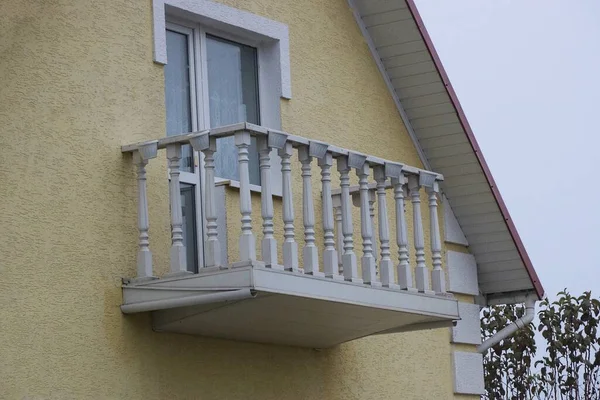 Ein Offener Weißer Holzbalkon Mit Fenster Und Einer Tür Der — Stockfoto