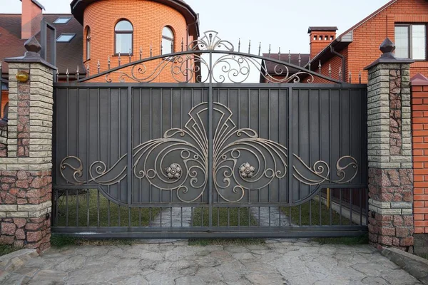 Puerta Cerrada Metal Con Patrón Forjado Una Parte Una Pared — Foto de Stock