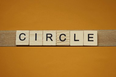 Kahverengi arkaplanda tahta kare harflerden oluşan gri kelime çemberi