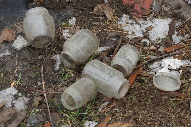 Dışarıdaki kirli cam kavanozların çöpleri.