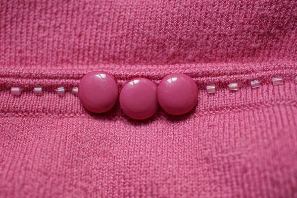 Três Pequenos Botões Plástico Vermelho Tecido Peça Vestuário — Fotografia de Stock