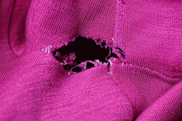 Κόκκινη Μάλλινη Υφασμάτινη Υφή Μαύρη Μεγάλη Τρύπα Στα Ρούχα — Φωτογραφία Αρχείου