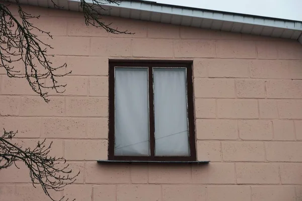 Ein Fenster Der Braunen Ziegelwand Des Hauses Der Straße — Stockfoto