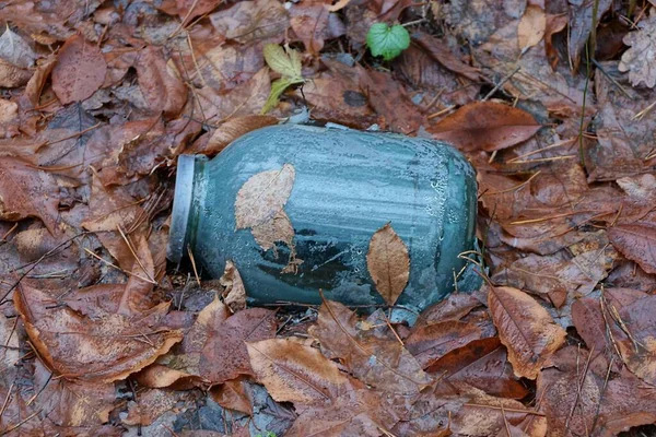 Kirli Büyük Gri Bir Kavanozun Çöpü Doğadaki Kahverengi Yaprakların Içinde — Stok fotoğraf