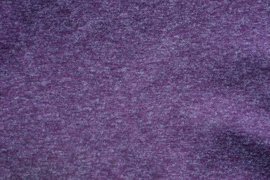 Buruşuk kumaş parçasından gelen eflatun rengi.