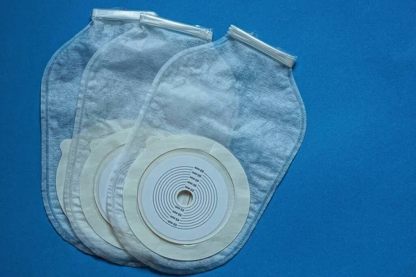 Tres Bolsas Colostomía Plástico Médico Blanco Sobre Fondo Azul — Foto de Stock