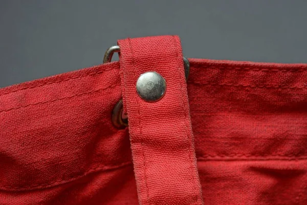 Remache Metal Gris Mosquetón Arnés Tela Roja Una Bolsa Vieja —  Fotos de Stock