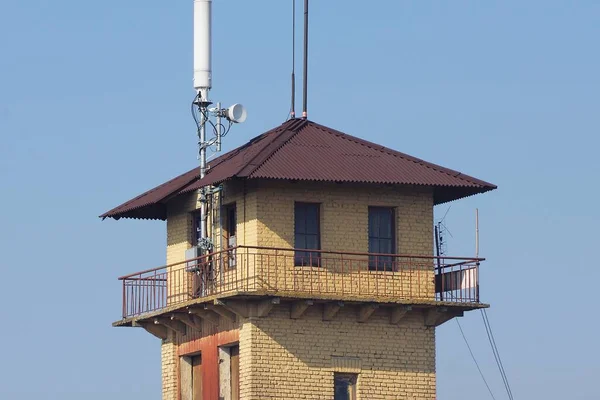 Частина Старої Бурої Цегляної Пожежної Вежі Балконом Вікнами Під Кахельним — стокове фото