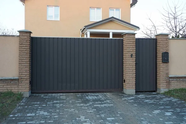 Een Grote Ijzeren Bruine Poort Een Gesloten Deur Met Een — Stockfoto