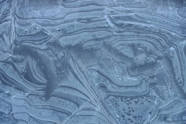 Su birikintisinde beyaz desenli gri buzun arkaplanı