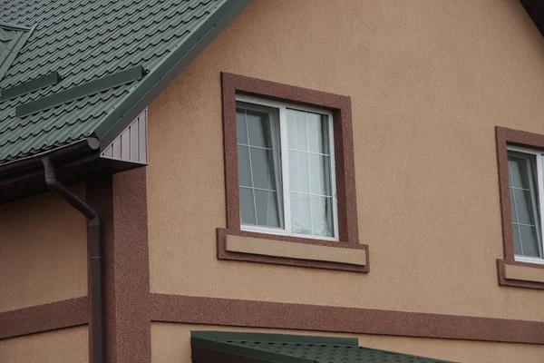 Одно Белое Окно Коричневой Стене Частного Дома Зеленой Черепичной Крышей — стоковое фото