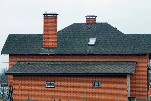 Fachada Uma Casa Privada Feita Uma Parede Tijolo Vermelho Com — Fotografia de Stock