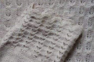 Eski bir giysinin üzerindeki gri yün kollu kumaş.