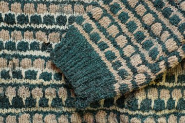 Çizgili siyah kumaş desenli yün lekeli elbiseler.