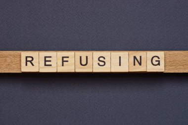  Siyah arkaplanda gri ahşap harfleri reddeden kelime üzerine metin