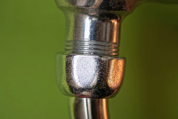Teil Einer Grauen Wasserpfeife Aus Metall Mit Gewindemutter Auf Grünem — Stockfoto