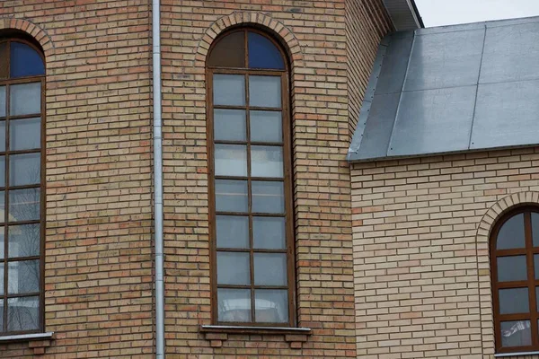 Long Large Windows Brown Brick Wall Building Street — Stock Photo, Image