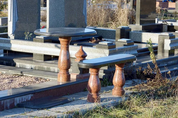 Mezarlıktaki Mezarlıkta Siyah Kahverengi Bir Bank Taş Mermer Bir Masa — Stok fotoğraf