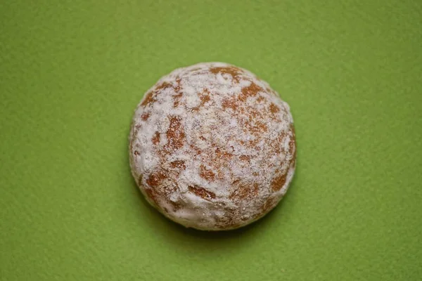 Essen Aus Einem Runden Braunen Lebkuchen Liegt Auf Einem Grünen — Stockfoto