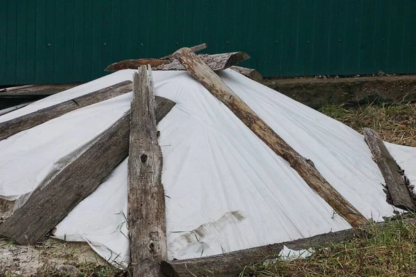 One Big Pile Covered White Tarpaulin Street Garden — Stock Photo, Image