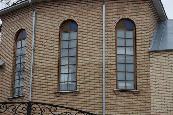 Три Великі Вікна Коричневій Цегляній Стіні Будинку — стокове фото