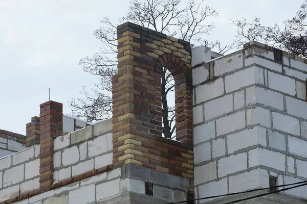 Part Unfinished House Made White Brown Brick Walls Gray Sky — Photo