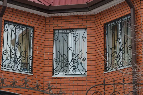 Три Больших Окна Черными Железными Решетками Красной Кирпичной Стене Здания — стоковое фото