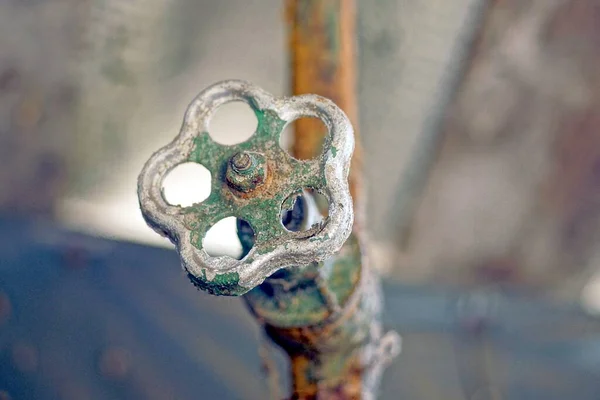 Один Старый Железо Серый Зеленый Клапан Трубе Снаружи — стоковое фото
