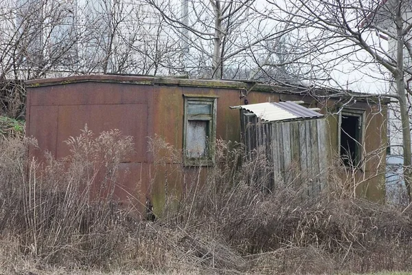 Une Remorque Rouillée Fer Brun Avec Des Fenêtres Recouvertes Herbe — Photo