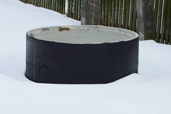 Ein Großer Schwarzer Betonring Einer Schneewehe Aus Weißem Schnee Auf — Stockfoto