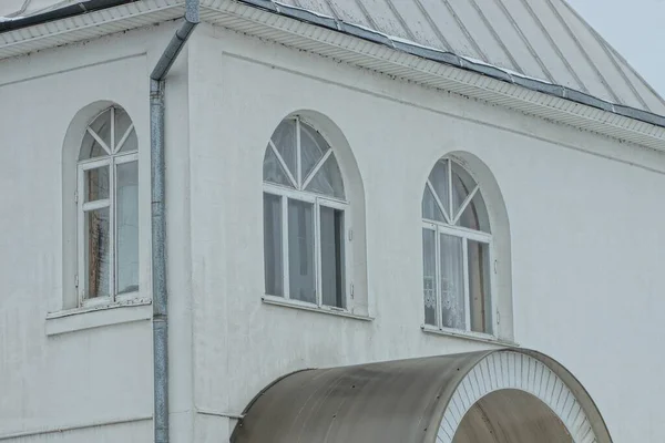 Drei Große Fenster Einer Weißen Betonwand Eines Gebäudes Unter Einem — Stockfoto