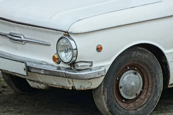 Teil Eines Alten Autos Mit Stoßstange Rundem Scheinwerfer Und Rad — Stockfoto