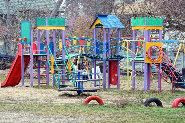 公园里街道上的游乐场上的彩色结构 — 图库照片