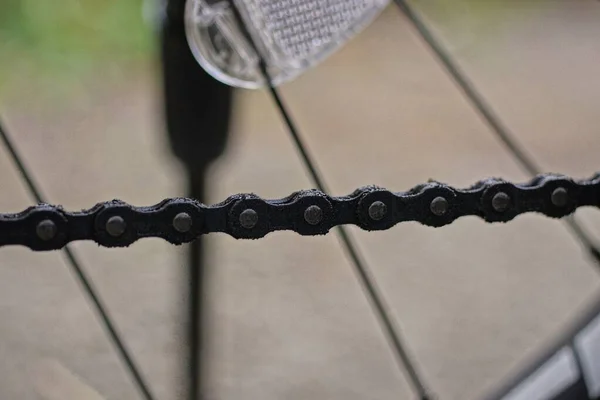Larga Cadena Hierro Negro Agujas Punto Grises Una Bicicleta —  Fotos de Stock