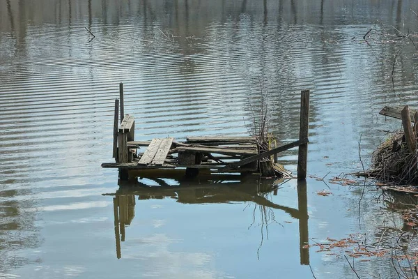 Jeden Stary Połamany Szary Drewniany Kładka Nad Jeziorem Wody Pobliżu — Zdjęcie stockowe