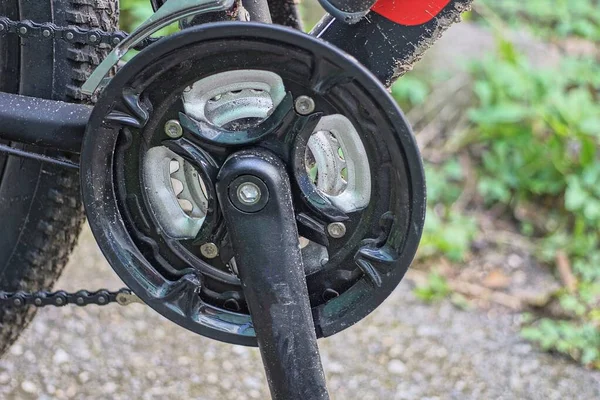 Schwarzes Fahrradpedal Auf Einem Metallzahnrad Mit Kette Auf Einem Sportfahrrad — Stockfoto