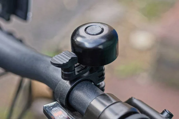 Une Cloche Noire Sur Guidon Métallique Vélo Sport Dans Rue — Photo