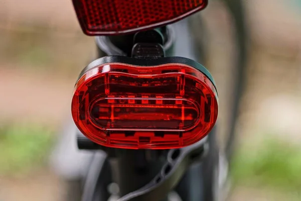 Один Красный Пластмассовый Предупреждающий Свет Черном Спортивном Велосипеде — стоковое фото