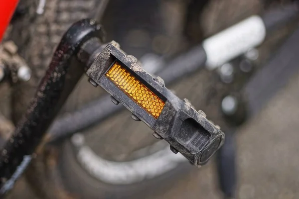 Ein Schwarzes Fahrradpedal Mit Orangefarbenem Kunststoffreflektor Fahrrad Freien — Stockfoto