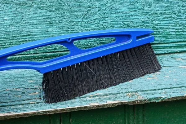 Uma Grande Escova Plástico Azul Varre Poeira Parede Madeira Verde — Fotografia de Stock