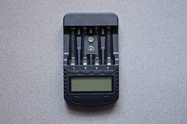 Ein Schwarzes Elektronisches Ladegerät Liegt Auf Einem Grauen Tisch — Stockfoto