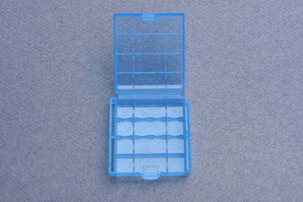 Una Pequeña Caja Plástico Azul Abierto Está Una Mesa Gris — Foto de Stock