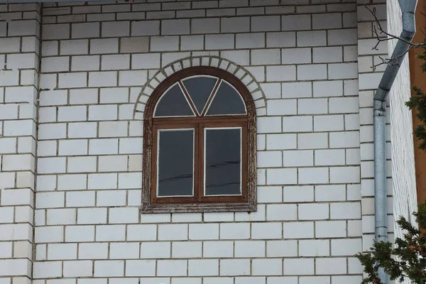 Ein Kleines Braunes Fenster Der Weißen Ziegelwand Des Hauses — Stockfoto