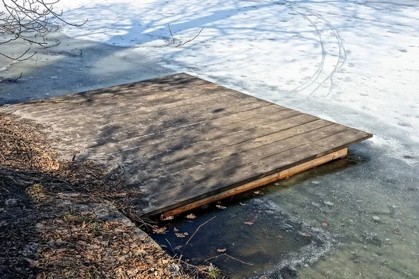 Brauner Holzsteg Ufernähe Über Graues Eis Weißen Schnee Des Teiches — Stockfoto