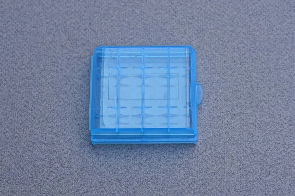 Jeden Mały Zamknięty Kwadrat Niebieski Plastikowe Pudełko Jest Szarym Stole — Zdjęcie stockowe