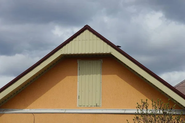 Loft Marrón Una Casa Rural Con Una Puerta Plástico Cerrada — Foto de Stock